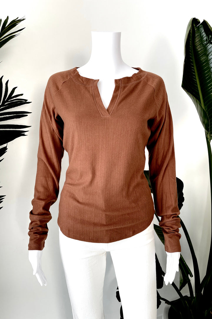 LOVELY DAY LAYERING KNIT TOP IN RUST